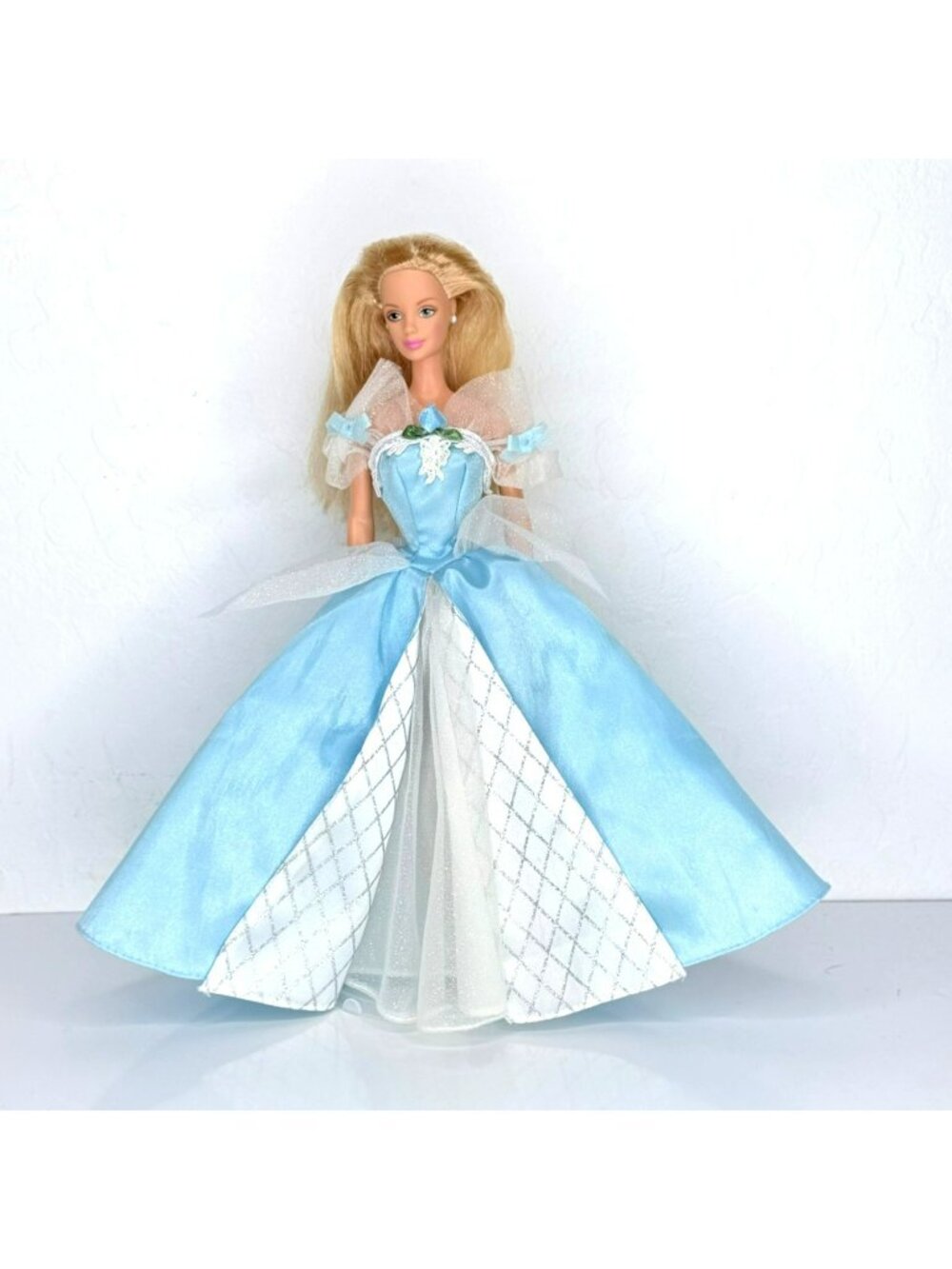 Disney 1998 Sleeping Beauty Barbie Doll #26895 With Blue Gown Blonde Hair